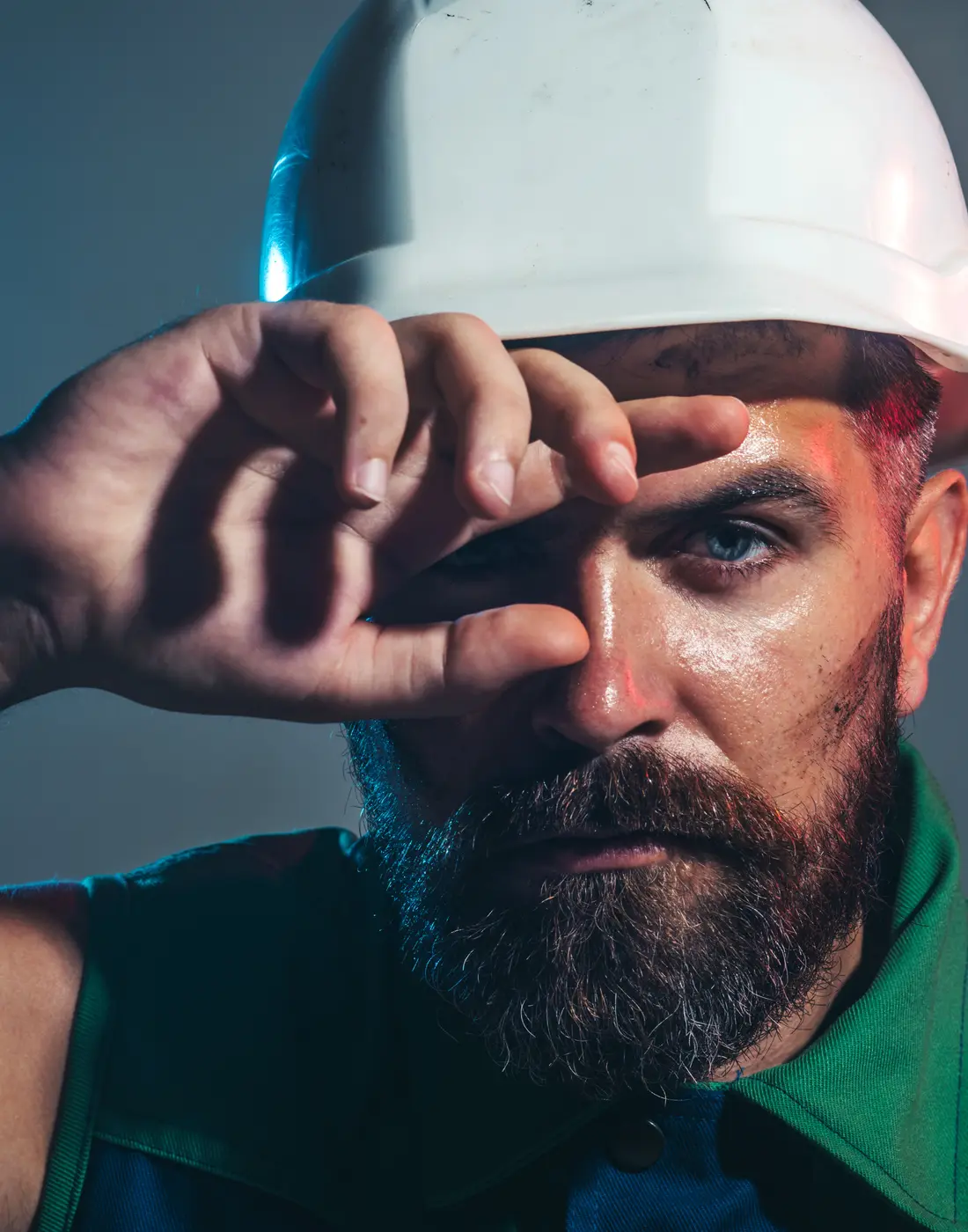 A builder in a hard hat on an Arizona jobsite